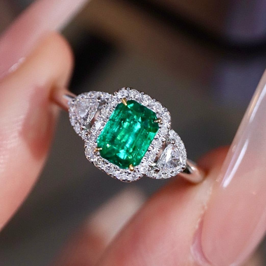 14k Gold 0.78 Ctw Natural Emerald & Diamond Ring: Ref:231039069 // gold content:14k gold // ring size:7. 25us // // main gemstone:emerald // shape:octagonal // carat weight:0. 52ct // color:green // treatment:natural // // adjacent gemstone 2 : diamo