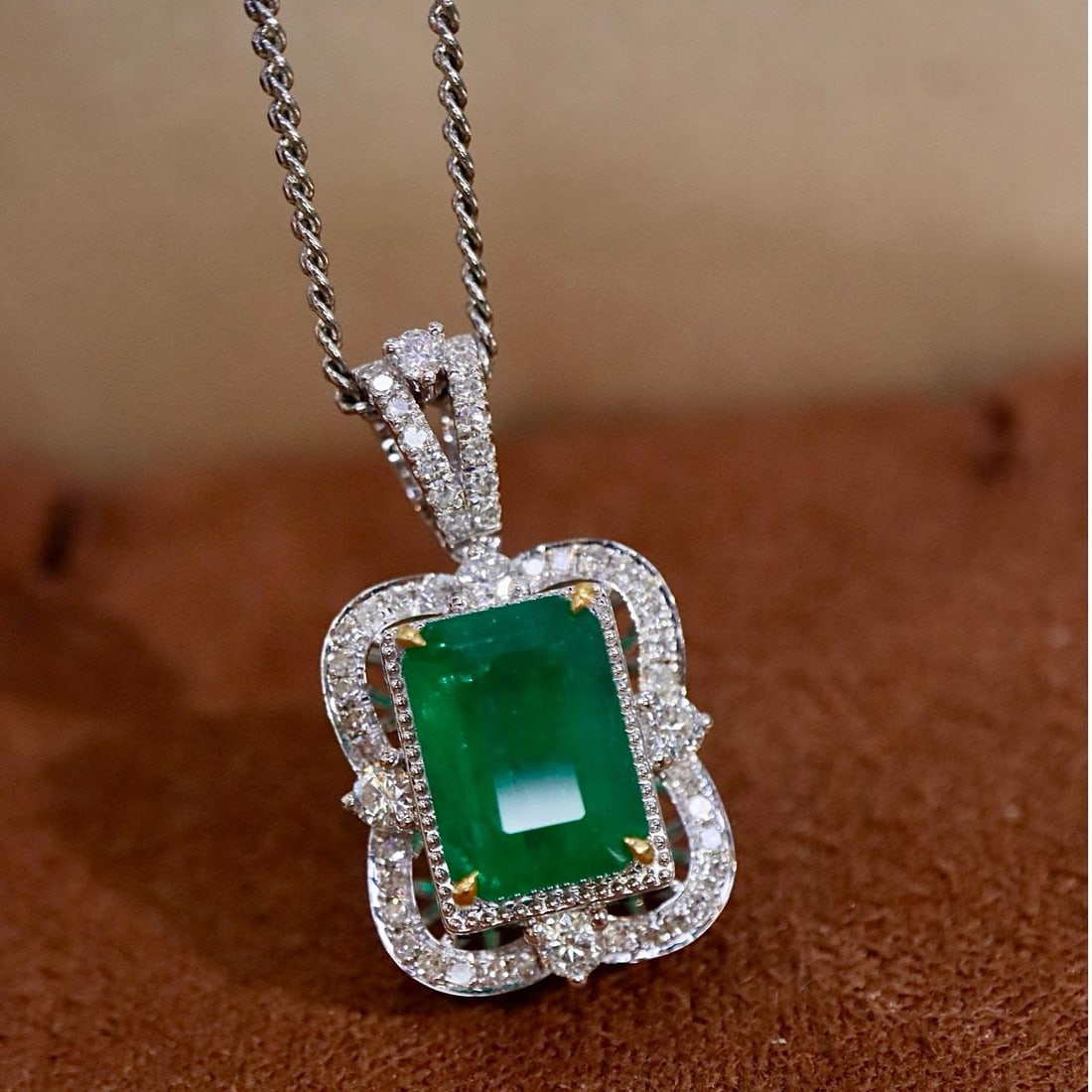 14k Gold 2.11 Ctw Natural Emerald & Diamond Pendant( Without Chain ): Ref:231039102 // gold content:14k gold // main gemstone:emerald // shape:octagonal // carat weight:1. 86ct // color:green // treatment:natural // // adjacent gemstone 2 : diamond // shape:round //