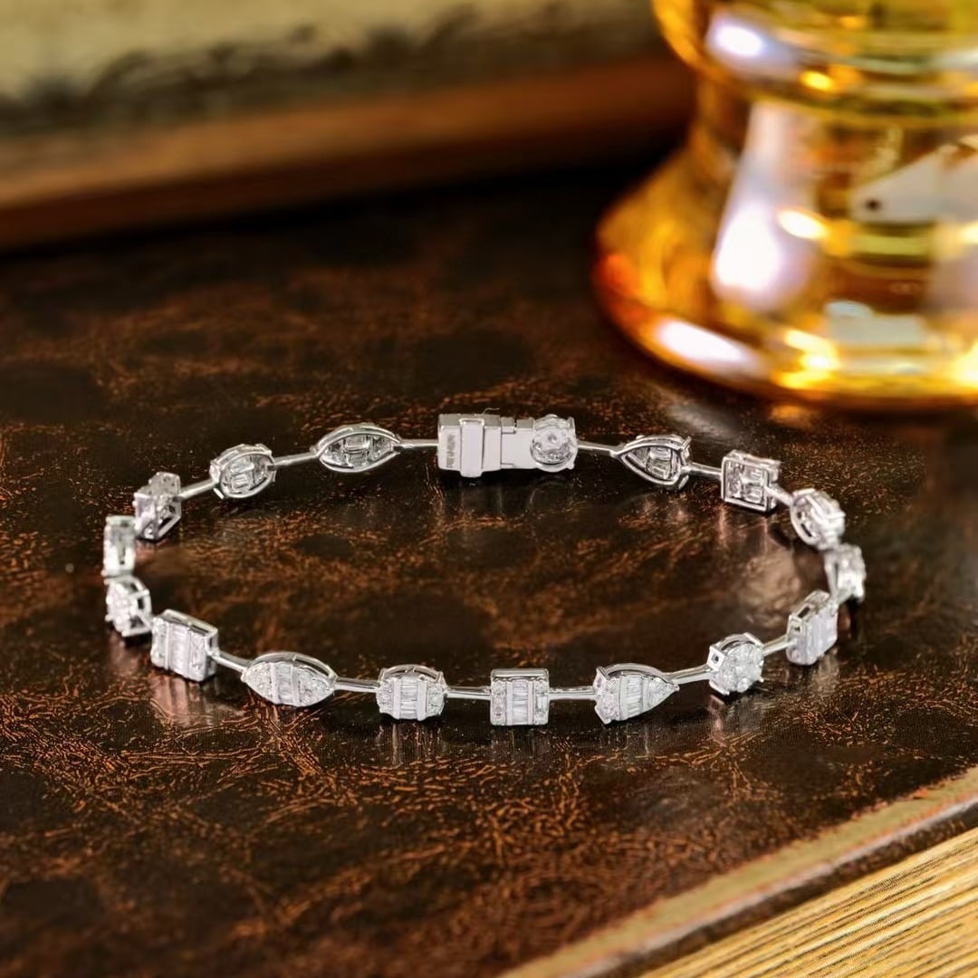 14k Gold 1.6 Ct Natural H Diamond Bracelet: Ref:231039122 // gold content:14k gold // main gemstone:diamond // shape:multiply // carat weight:1. 6ct // clarity grade:vs-si // color:h // treatment:natural // Condition: New Low Estimate: 8100.00