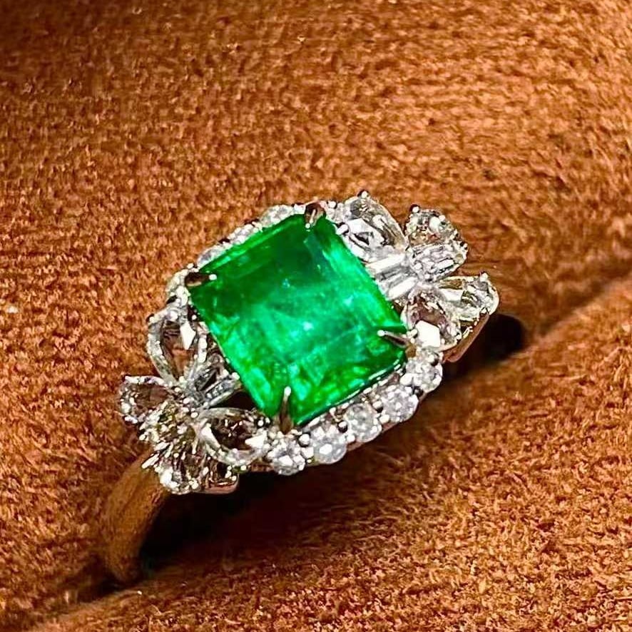 14k Gold 1.2 Ctw Natural Emerald & Diamond Ring: Ref:231039144 // gold content:14k gold // ring size:7. 25us // // main gemstone:emerald // shape:octagonal // carat weight:1. 1ct // color:green // treatment:natural // // adjacent gemstone 2 :