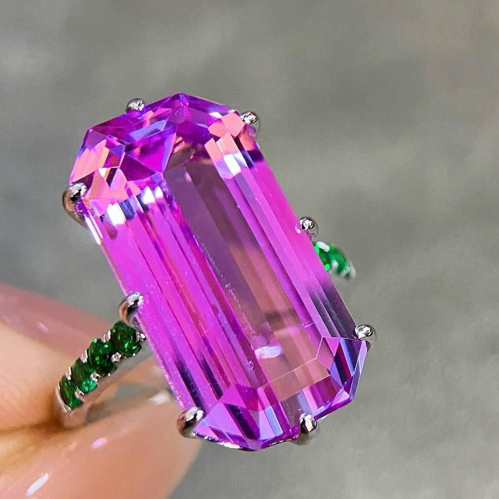 14k Gold 17.11 Ctw Natural Kunzite & Tsavorite Ring: Ref:231039166 // gold content:14k gold // ring size:7. 25us // // main gemstone:kunzite // shape:octagonal // carat weight:16. 71ct // color:purple // treatment:natural // // adjacent gemstone 2 :