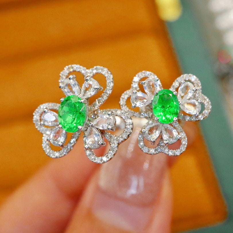 14k Gold 1.37 Ctw Natural Tsavorite & Diamond Ring: Ref:231039171 // gold content:14k gold // ring size:7. 25us // // main gemstone:tsavorite // shape:oval // carat weight:1ct // color:green // treatment:natural // // adjacent gemstone 2 : diamond //