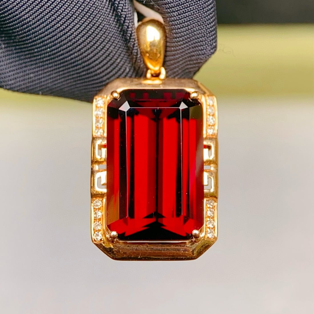 14k Gold 8.60 Ctw Natural Garnet & Diamond Pendant( Without Chain ): Ref:231039178 // gold content:14k gold // main gemstone:garnet // shape:octagonal // carat weight:8. 55ct // color:red // treatment:natural // // adjacent gemstone 2 : diamond // number of stones:16