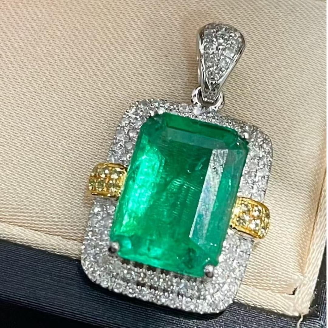 14k Gold 2.45 Ct Natural Emerald & Diamond Pendant( Without Chain ): Ref:231039193 // gold content:14k gold // main gemstone:emerald // shape:octagonal // carat weight:2. 45ct // color:green // treatment:natural // // adjacent gemstone 2 : diamond // shape:round //