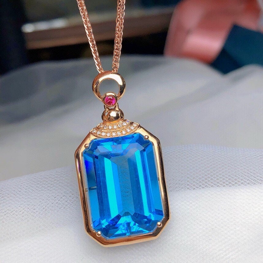 14k Gold 19.15 Ct Natural Topaz & Diamond Pendant( Without Chain ): Ref:231039210 // gold content:14k gold // main gemstone:topaz // shape:octagonal // carat weight:19. 15ct // color:blue // treatment:natural // // adjacent gemstone 2 : diamond // number of stones:17 
