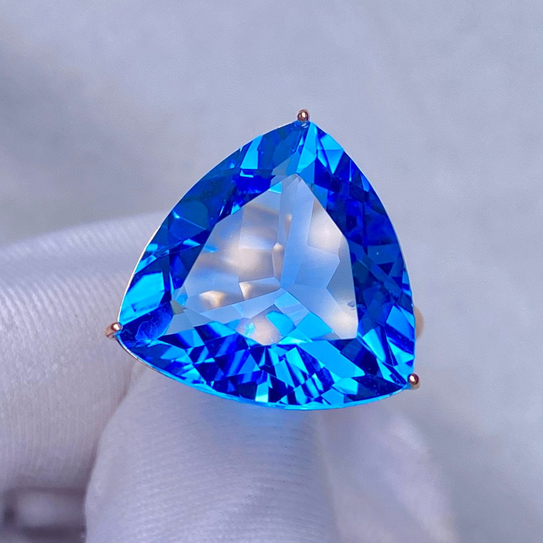 14k Gold 20.3 Ct Natural Topaz & Diamond Ring: Ref:231039214 // gold content:14k gold // ring size:7. 25us // // main gemstone:topaz // shape:triangle // carat weight:20. 3ct // color:blue // treatment:natural // // adjacent gemstone 2 : diamond