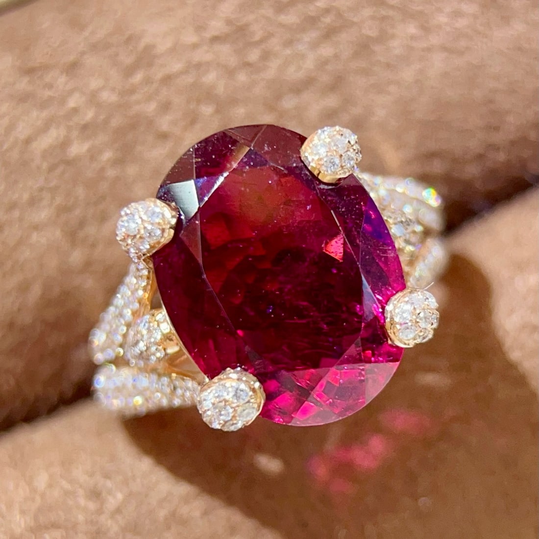 14k Gold 14.71 Ctw Natural Tourmaline & Diamond Ring: Ref:231039217 // gold content:14k gold // ring size:7. 25us // // main gemstone:tourmaline // shape:oval // carat weight:13. 7ct // color:red // treatment:natural // // adjacent gemstone 2 : diamond /