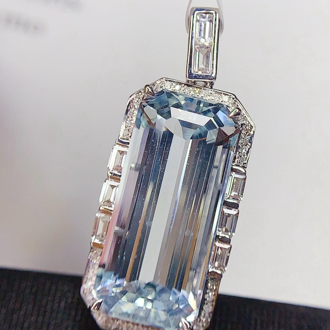 14k Gold 11.86 Ct Natural Aquamarine & Diamond Pendant( Without Chain ): Ref:231039222 // gold content:14k gold // main gemstone:aquamarine // shape:emerald // carat weight:11. 86ct // color:blue // treatment:natural // // adjacent gemstone 2 : diamond // number of stones: