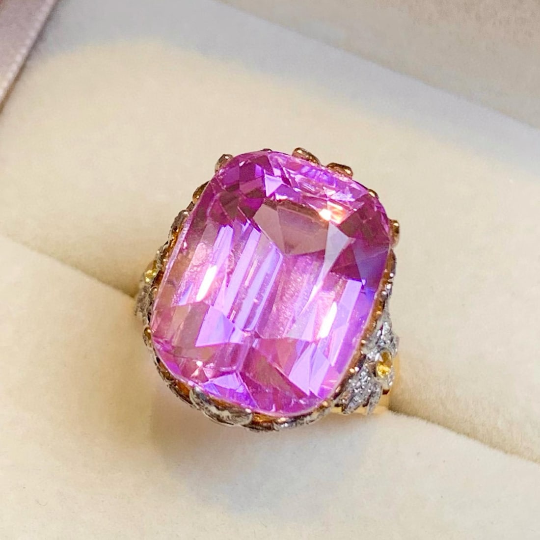 14k Gold 20.45 Ct Natural Kunzite & Diamond Ring: Ref:231039228 // gold content:14k gold // ring size:7. 25us // // main gemstone:kunzite // shape:cushion // carat weight:20. 45ct // color:purple // treatment:natural // // adjacent gemstone 2 : diamo