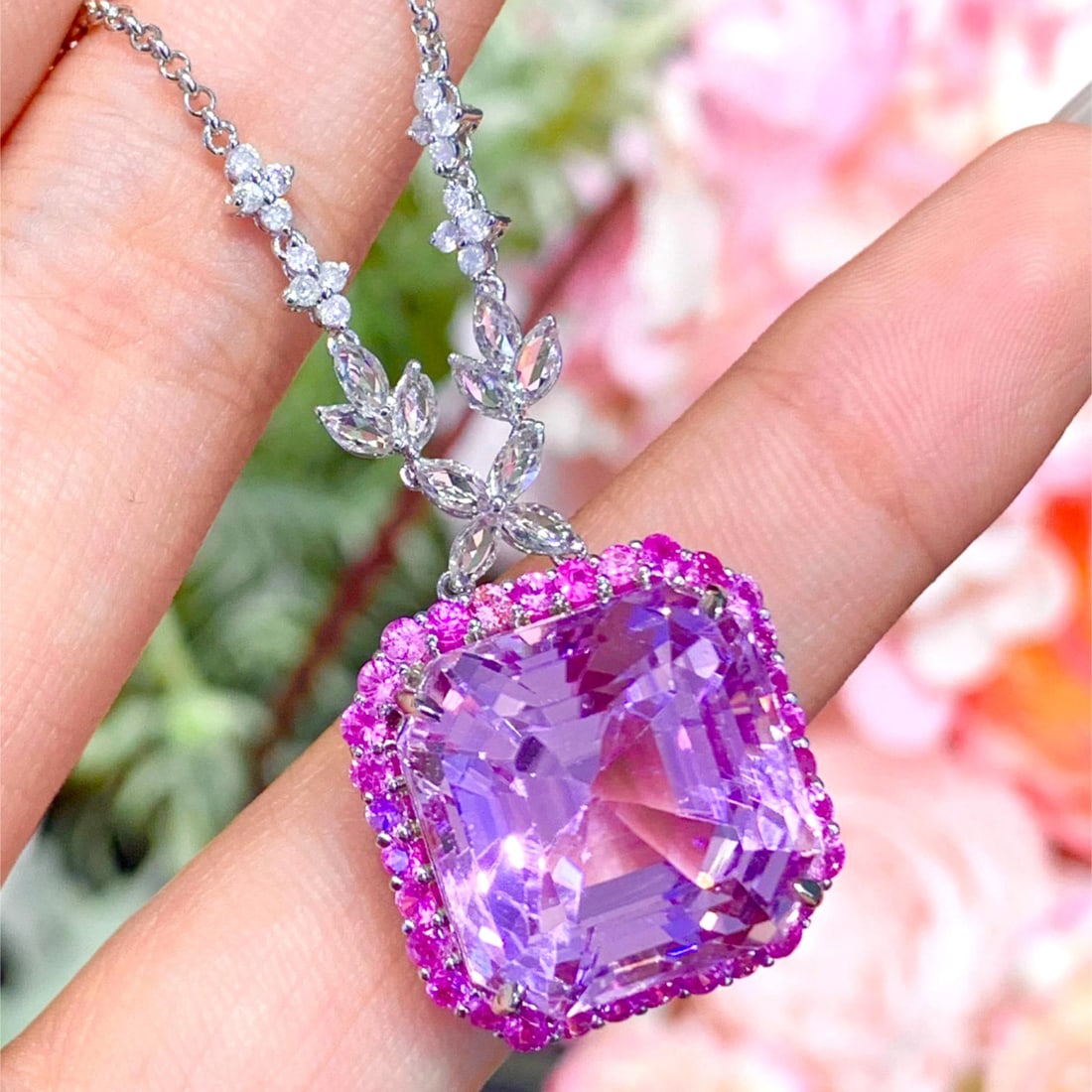 14k Gold 28.6 Ct Natural Kunzite & Sapphire & Diamond Necklace: Ref:231039229 // gold content:14k gold // main gemstone:kunzite // shape:asscher // carat weight:28. 6ct // color:purple // treatment:natural // // adjacent gemstone 2 : sapphire // shape:round &