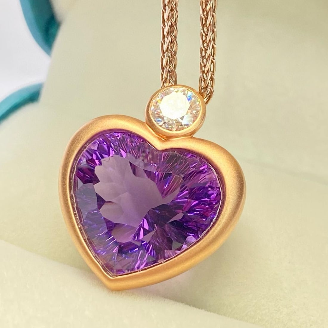 14k Gold 13.65 Ct Natural Amethyst & Diamond Pendant( Without Chain ): Ref:231039246 // gold content:14k gold // main gemstone:amethyst // shape:heart // carat weight:13. 65ct // color:purple // treatment:natural // // adjacent gemstone 2 : diamond // number of stones:1
