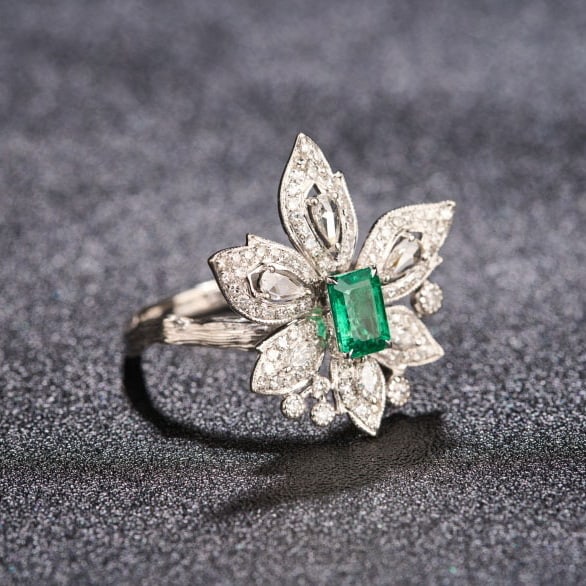 14k Gold 4.27 Ctw Vivid Green Natural Emerald & Diamond Ring - 5