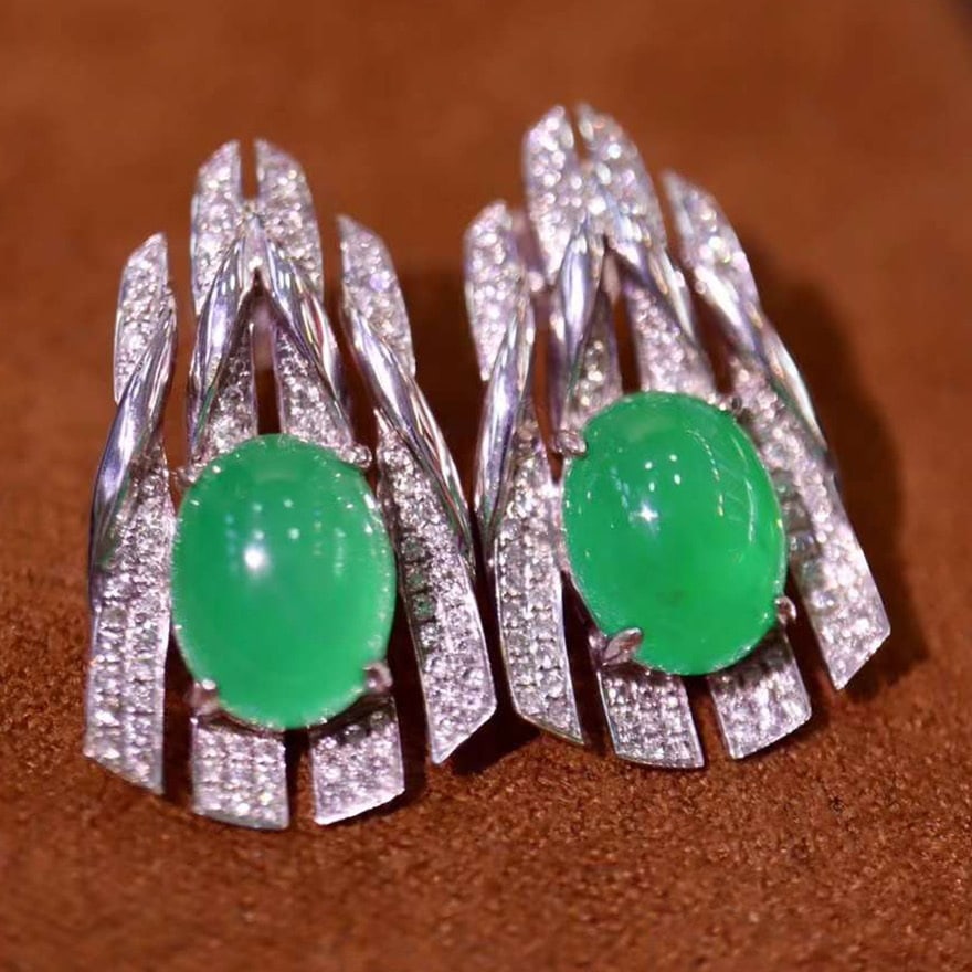 14k Gold 6.49 Ctw Natural Emerald & Diamond Earrings: Ref:231040008 // gold content:14k gold // main gemstone:emerald // shape:oval // carat weight:5. 92ct // color:green // treatment:natural // // adjacent gemstone 2 : diamond // shape:round // carat we