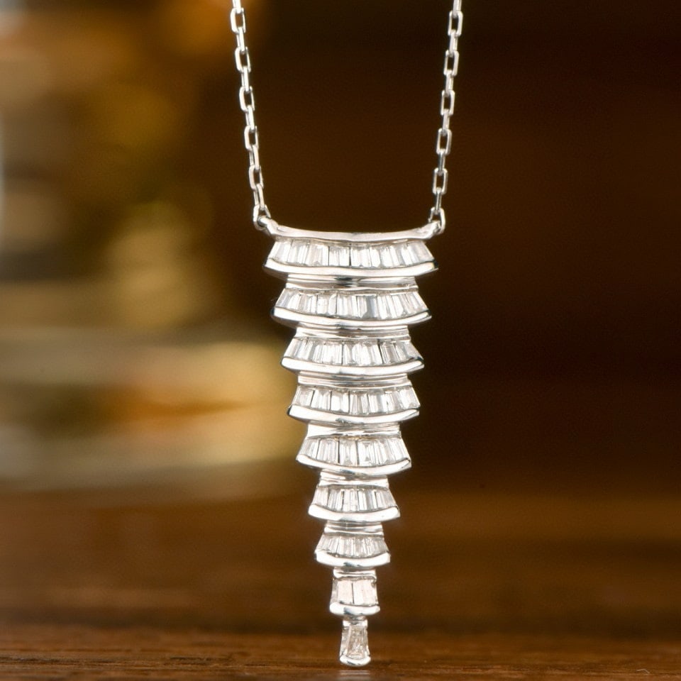 14k Gold 0.40 Ct Natural H Diamond Necklace: Ref:231040012 // gold content:14k gold // main gemstone:diamond // shape:baguette // carat weight:0. 40ct // clarity grade:vs-si // color:h // treatment:natural // Low Estimate: 1400 High Estimate: