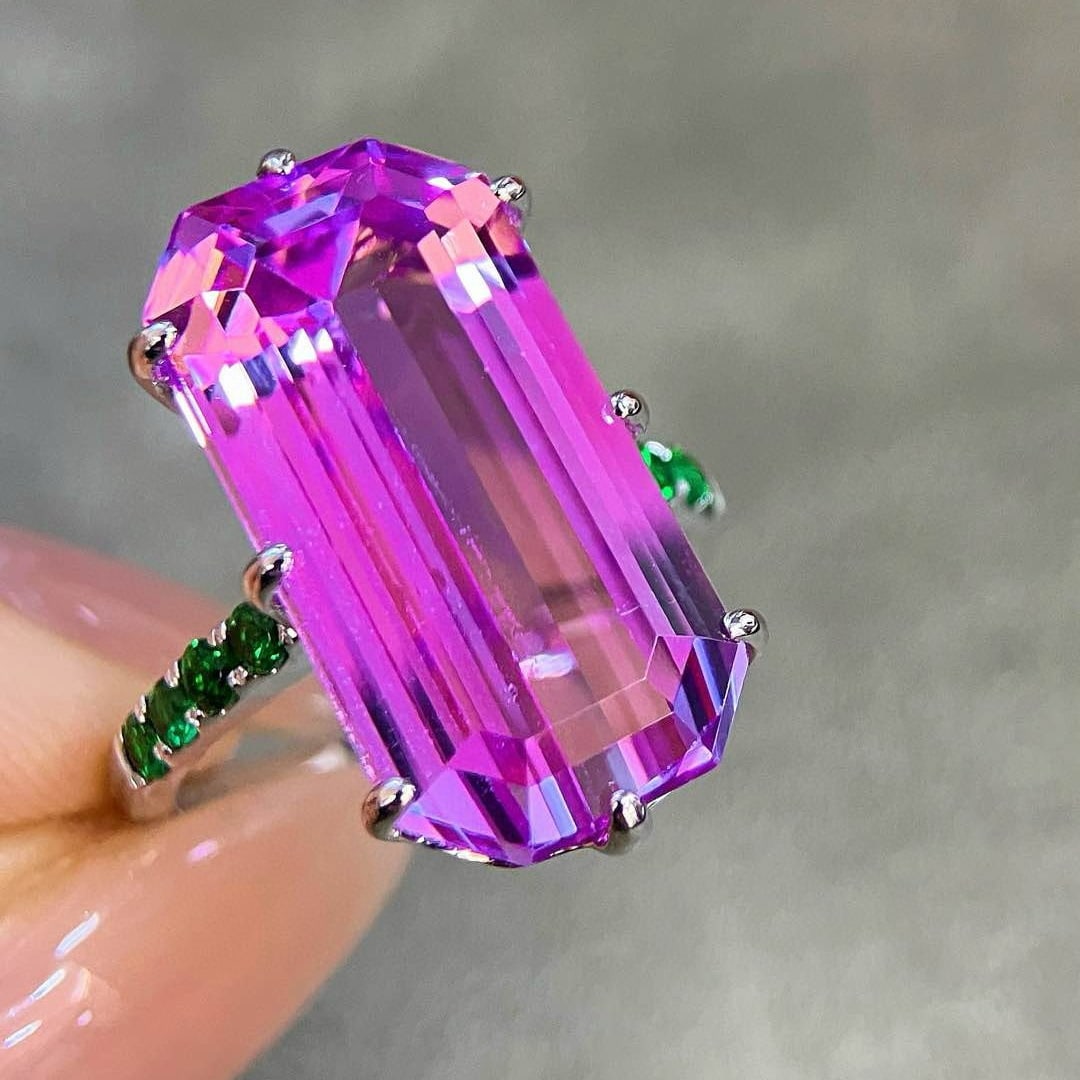 14k Gold 17.11 Ctw Natural Kunzite & Tsavorite Ring: Ref:231040032 // gold content:14k gold // ring size:7. 25us // // main gemstone:kunzite // shape:octagonal // carat weight:16. 71ct // color:purple // treatment:natural // // adjacent gemstone 2 : tsa