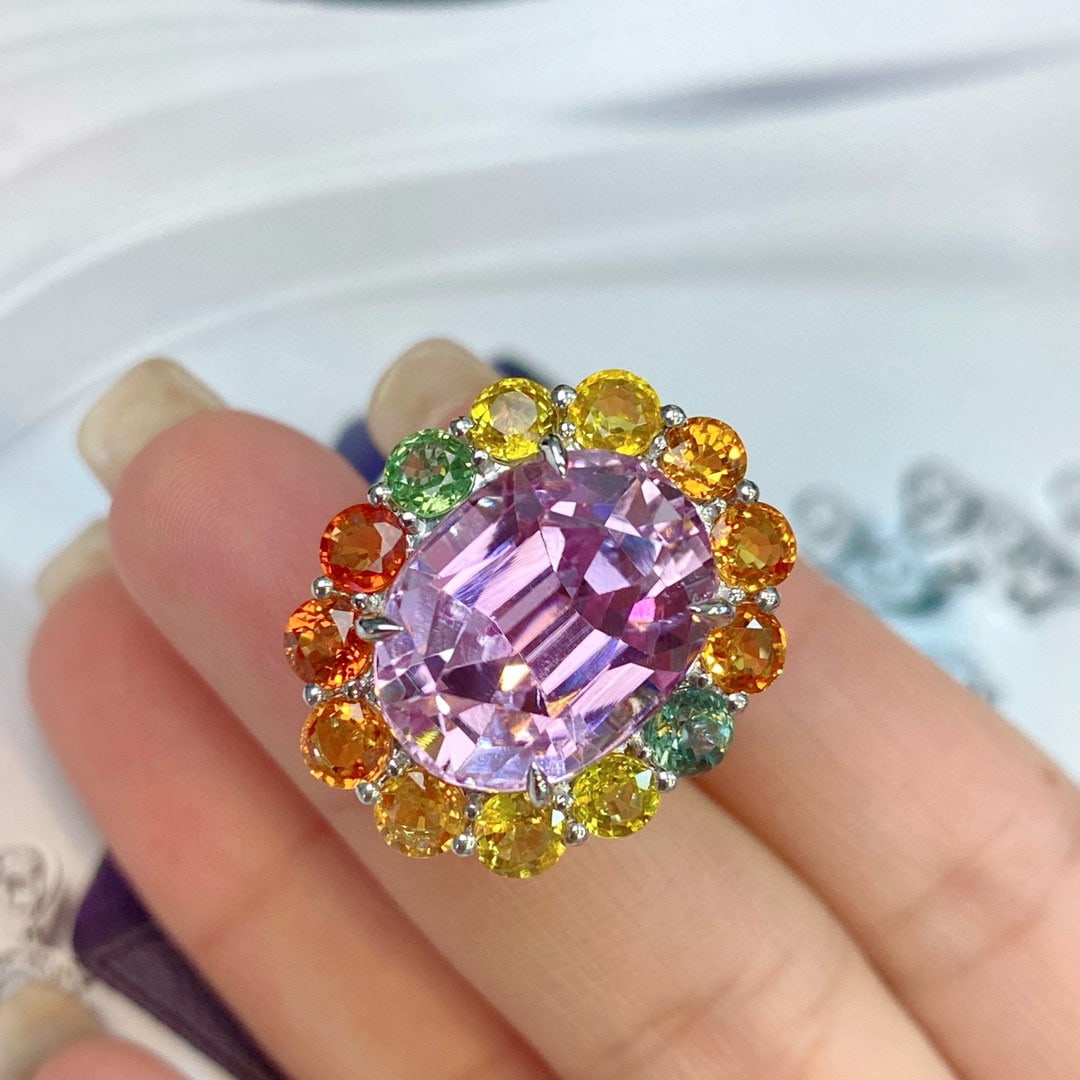 14k Gold 17.53 Ctw Natural Kunzite & Sapphire Ring: Ref:231040034 // gold content:14k gold // ring size:7. 25us // // main gemstone:kunzite // shape:oval // carat weight:13. 16ct // color:purple // treatment:natural // // adjacent gemstone 2 : sapphire