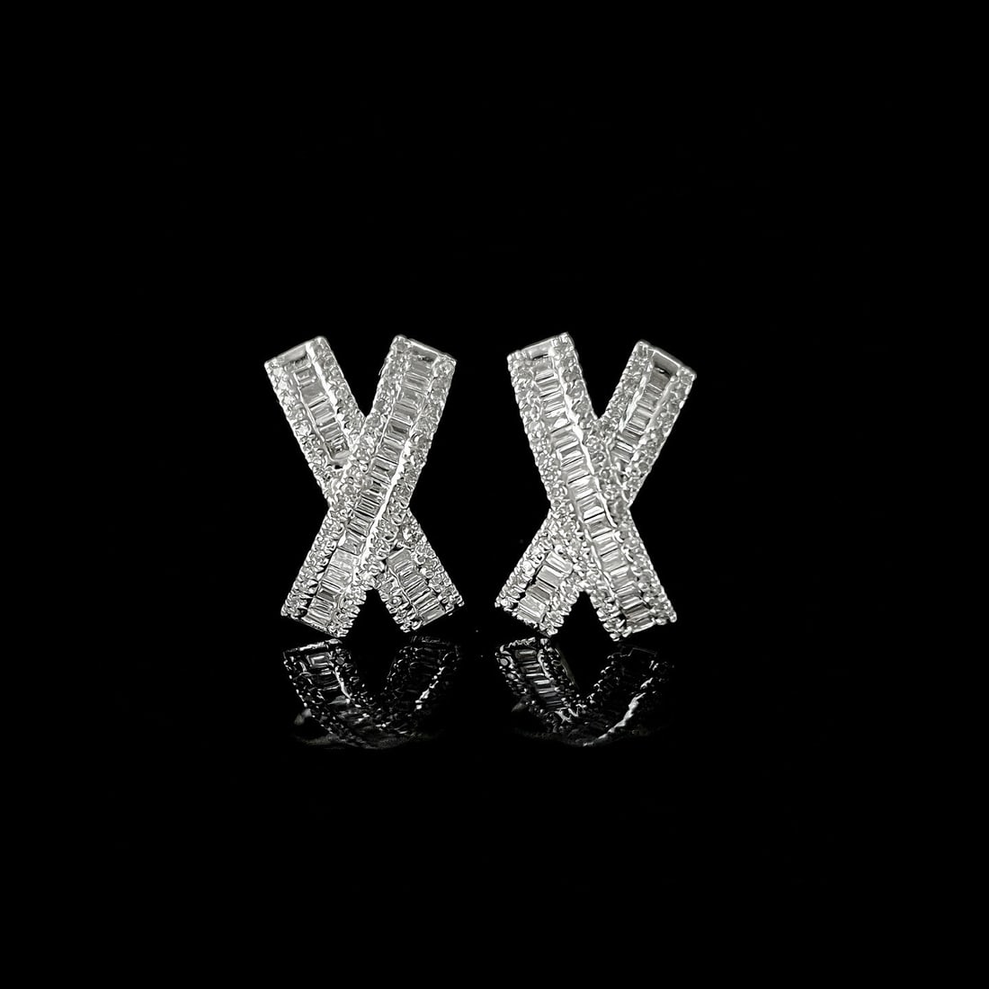 14k Gold 0.6 Ct Natural H Diamond Earrings: Ref:231040058 // gold content:14k gold // main gemstone:diamond // shape:multiply // carat weight:0. 6ct // clarity grade:vs-si // color:h // treatment:natural // High Estimate: 3300 Condition: New
