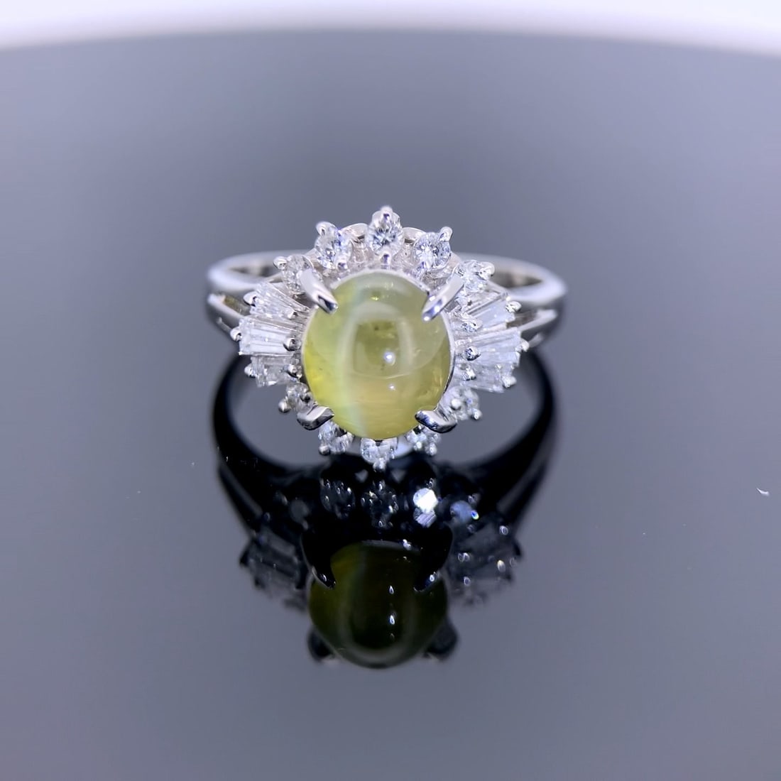 14k Gold 2.92 Ctw Natural Cat's?Eye Chrysoberyl & Diamond Ring: Ref:231040098 // gold content:14k gold // ring size:7. 25us // // main gemstone:cat's? Eye chrysoberyl // shape:oval // carat weight:2. 49ct // color:yellow // treatment:natural // // adjacent gemston
