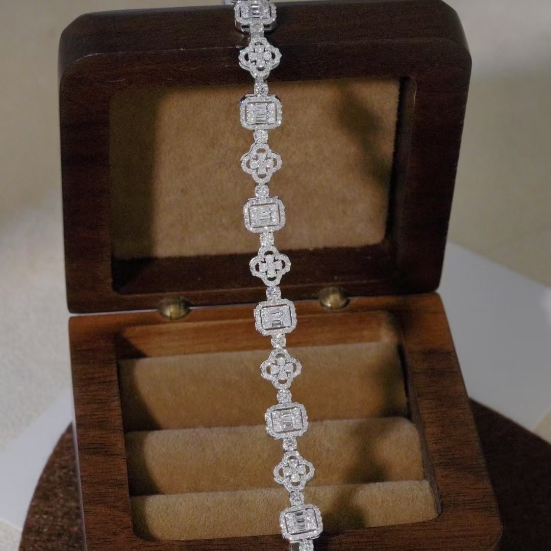 14k Gold 3.5 Ct Natural H Diamond Bracelet: Ref:231040104 // gold content:14k gold // main gemstone:diamond // shape:multiply // carat weight:3. 5ct // clarity grade:vs-si // color:h // treatment:natural // Condition: New Low Estimate: 11000