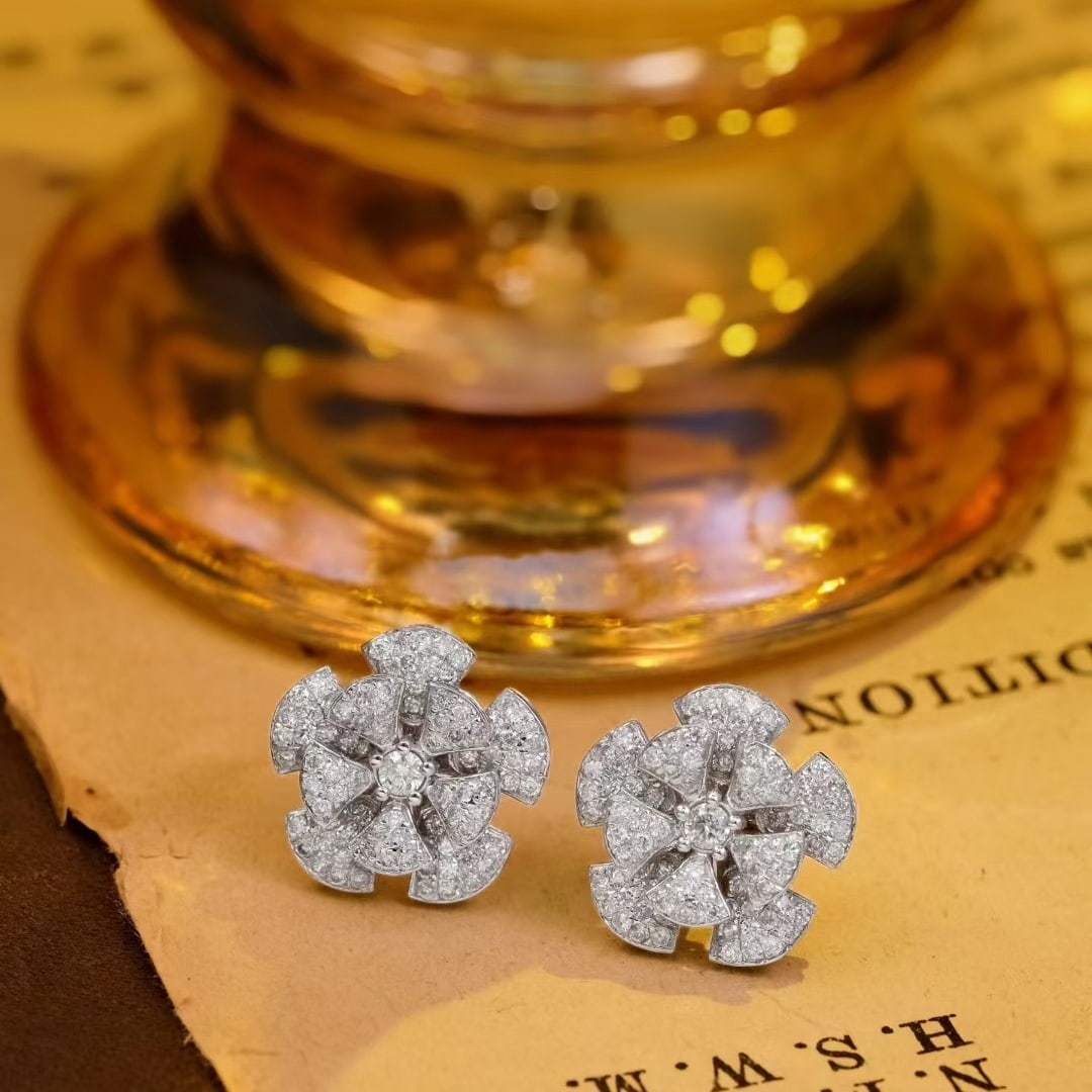 14k Gold 1 Ct Natural H Diamond Earrings: Ref:231040106 // gold content:14k gold // main gemstone:diamond // shape:round // carat weight:1ct // clarity grade:vs-si // color:h // treatment:natural // cut grade:g // Condition: New High Estimate