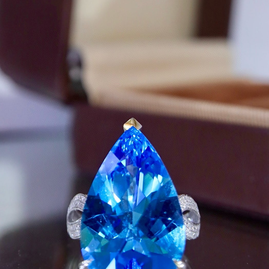 14k Gold 16.94 Ctw Natural Topaz & Diamond Ring: Ref:231040115 // gold content:14k gold // ring size:7. 25us // // main gemstone:topaz // shape:pear // carat weight:16. 7ct // color:blue // treatment:natural // // adjacent gemstone 2 : diamond //