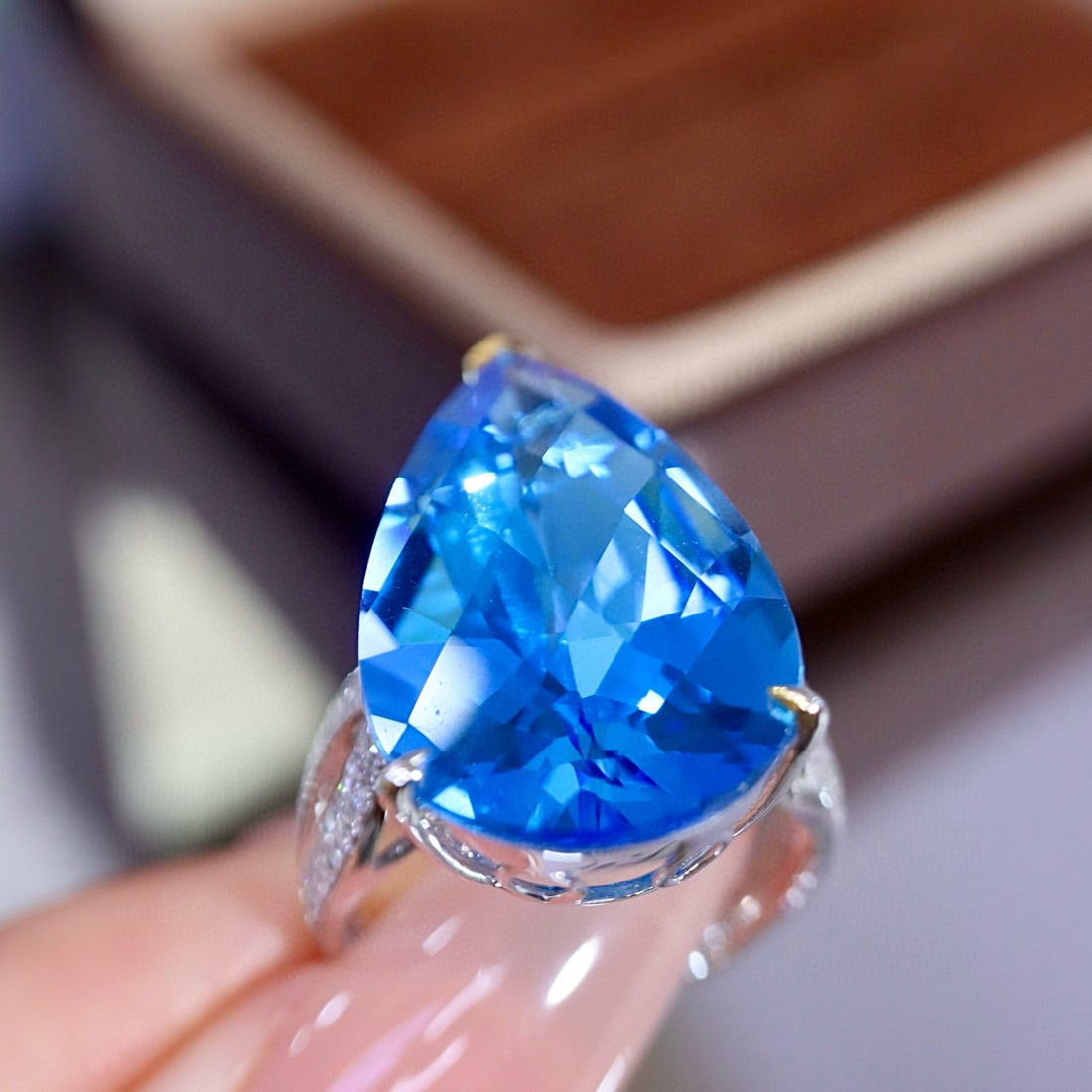 14k Gold 16.94 Ctw Natural Topaz & Diamond Ring - 5