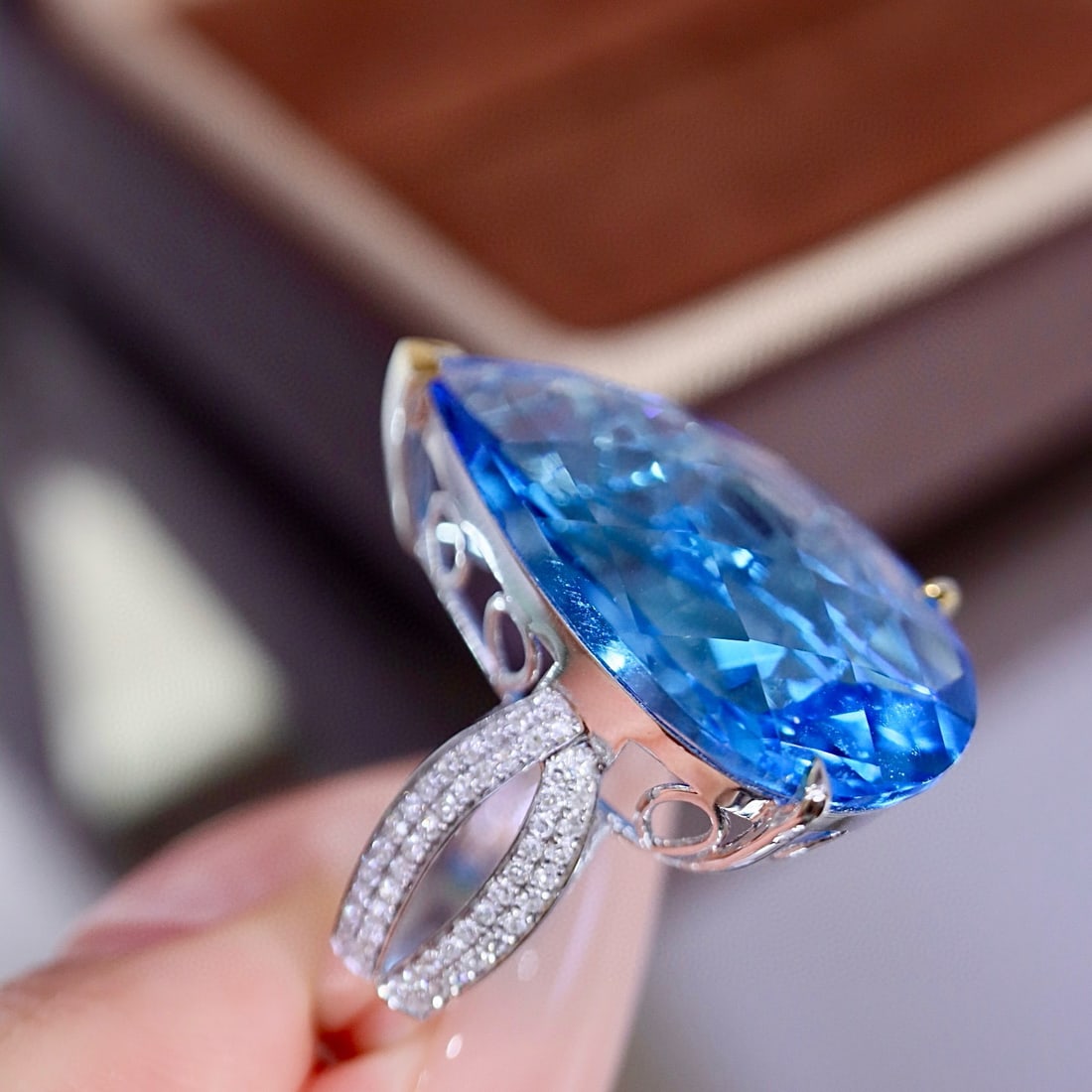 14k Gold 16.94 Ctw Natural Topaz & Diamond Ring - 8