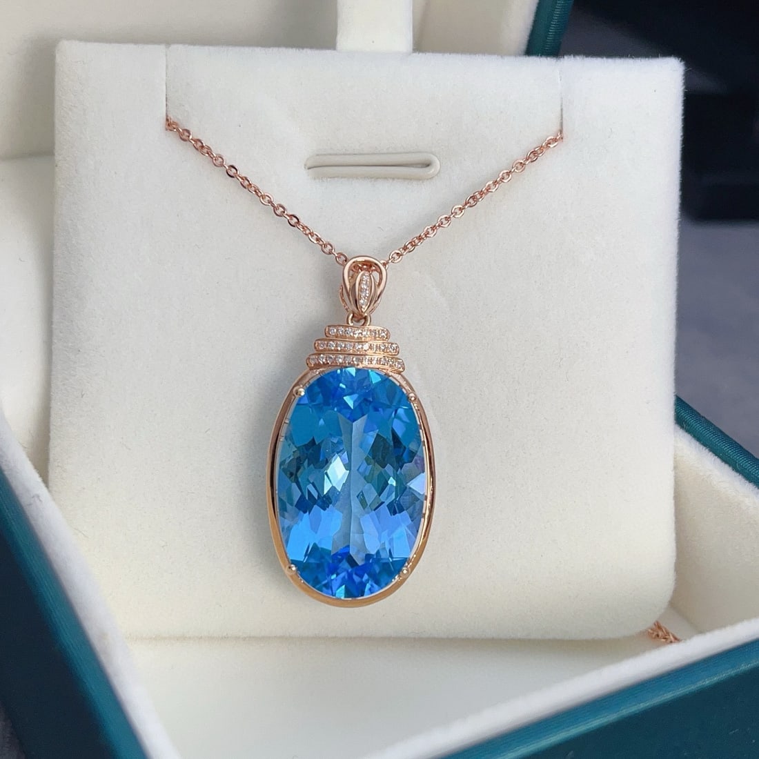 14k Gold 22.75 Ct Natural Topaz & Diamond Pendant( Without Chain ): Ref:231040116 // gold content:14k gold // main gemstone:topaz // shape:oval // carat weight:22. 75ct // color:blue // treatment:natural // // adjacent gemstone 2 : diamond // number of stones:31 //