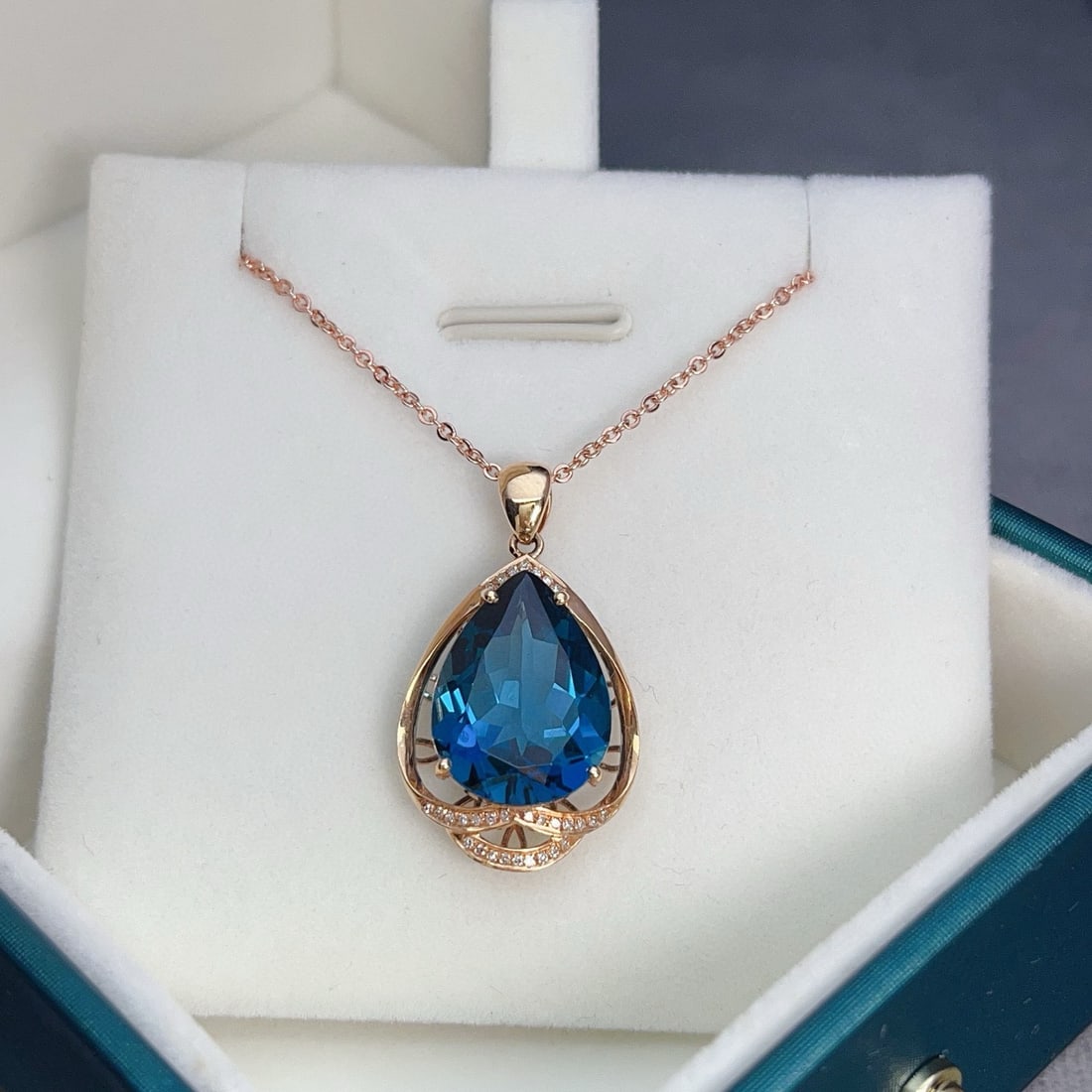 14k Gold 8.65 Ct Natural Topaz & Diamond Pendant( Without Chain ): Ref:231040117 // gold content:14k gold // main gemstone:topaz // shape:pear // carat weight:8. 65ct // color:blue // treatment:natural // // adjacent gemstone 2 : diamond // number of stones:30 //