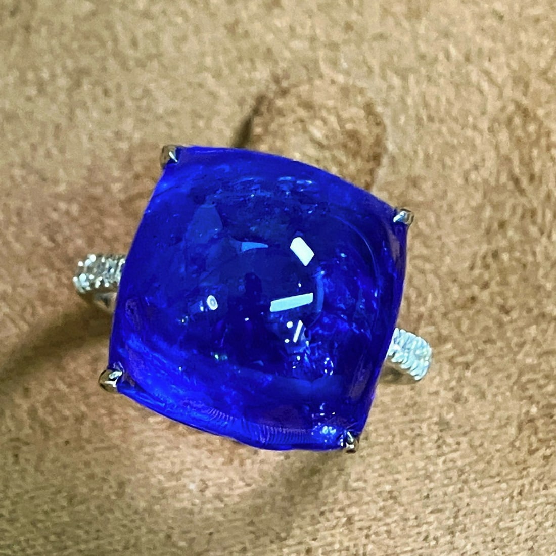 14k Gold 16.80 Ctw Natural Tanzanite & Diamond Ring: Ref:231040120 // gold content:14k gold // ring size:7. 25us // // main gemstone:tanzanite // shape:suger-loaf // carat weight:16. 63ct // color:blue // treatment:natural // // adjacent gemstone 2 : di