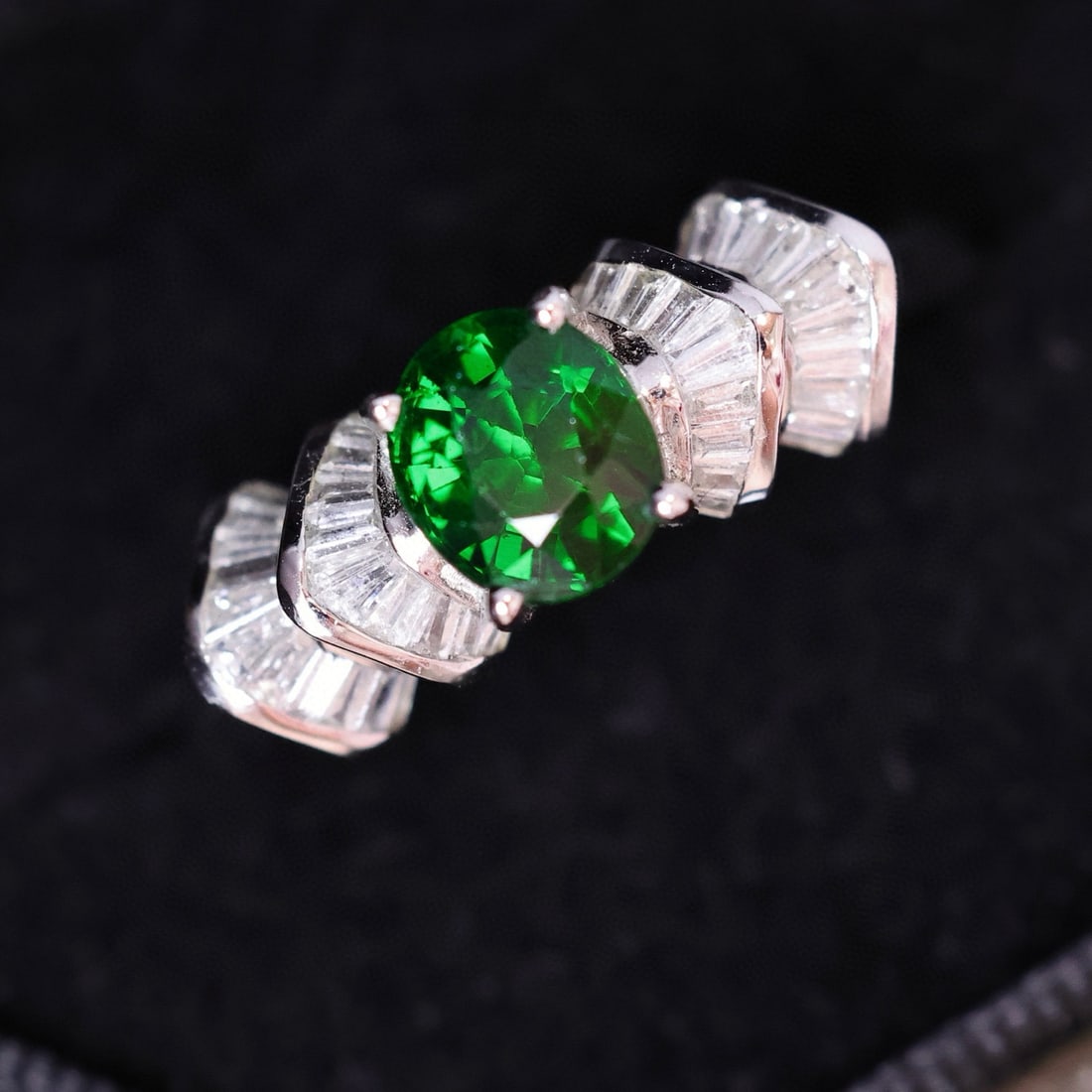 14k Gold 1.50 Ctw Vivid Green Natural Tsavorite & Diamond Ring - 2