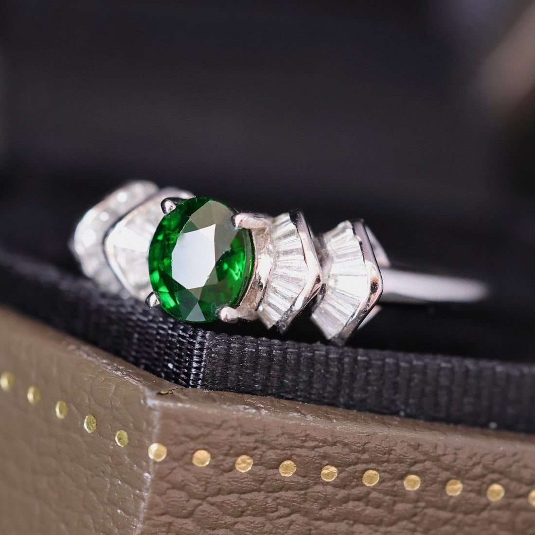 14k Gold 1.50 Ctw Vivid Green Natural Tsavorite & Diamond Ring - 3