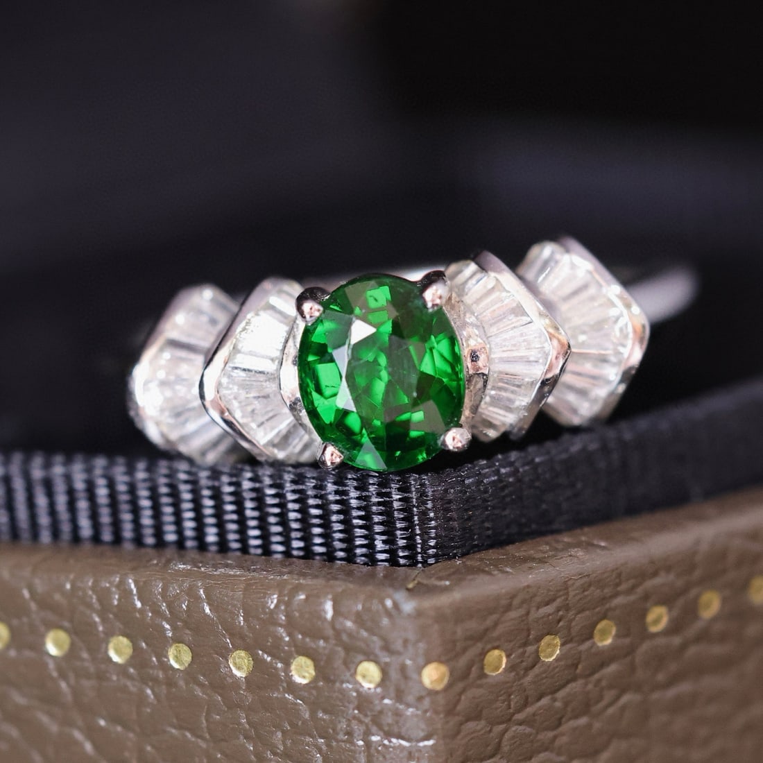 14k Gold 1.50 Ctw Vivid Green Natural Tsavorite & Diamond Ring - 4