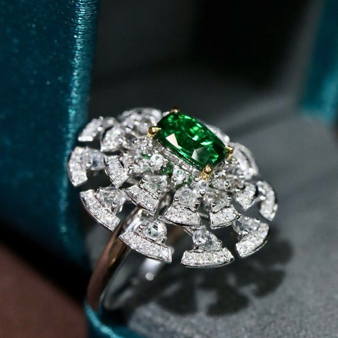 14k Gold 2.12 Ctw Vivid Green Natural Tsavorite & Diamond Ring - 3