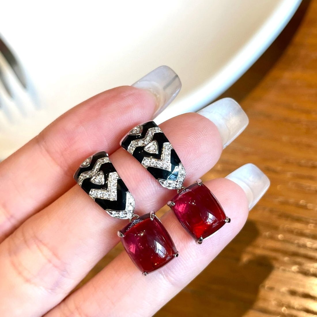14k Gold 7 Ct Natural Tourmaline & Diamond Earrings: Ref:231040127 // gold content:14k gold // main gemstone:tourmaline // shape:cushion // carat weight:7ct // color:red // treatment:natural // // adjacent gemstone 2 : diamond // shape:round // clarity