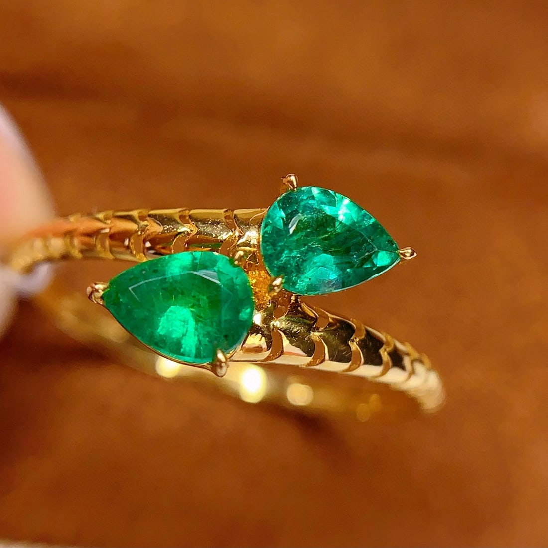 14k Gold 0.7 Ct Natural Emerald Ring: Ref:231040133 // gold content:14k gold // ring size:7. 25us // // main gemstone:emerald // shape:pear // carat weight:0. 7ct // color:green // treatment:natural // Low Estimate: 1300 High Estimate: