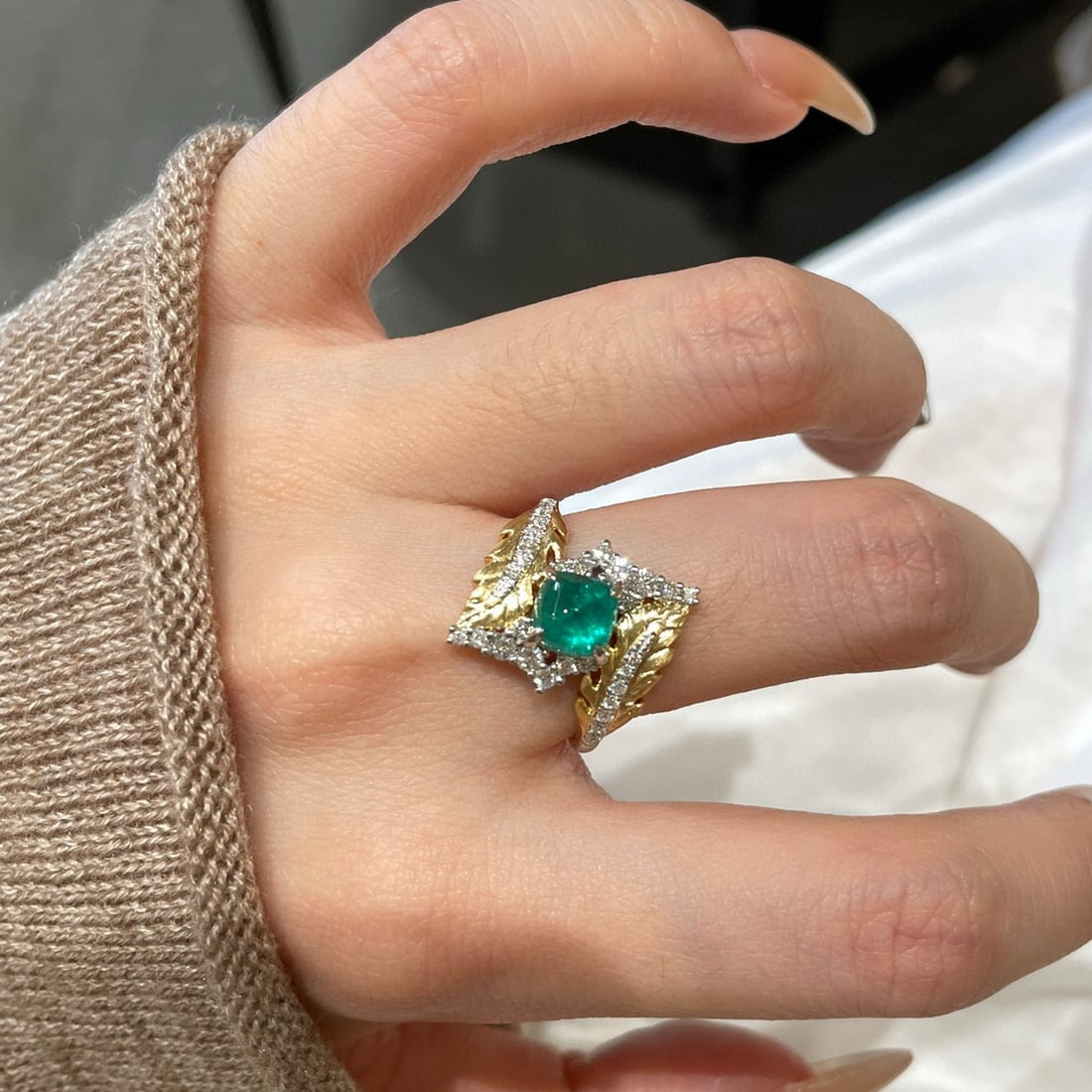 14k Gold 1.1 Ct Natural Emerald & Diamond Ring - 4