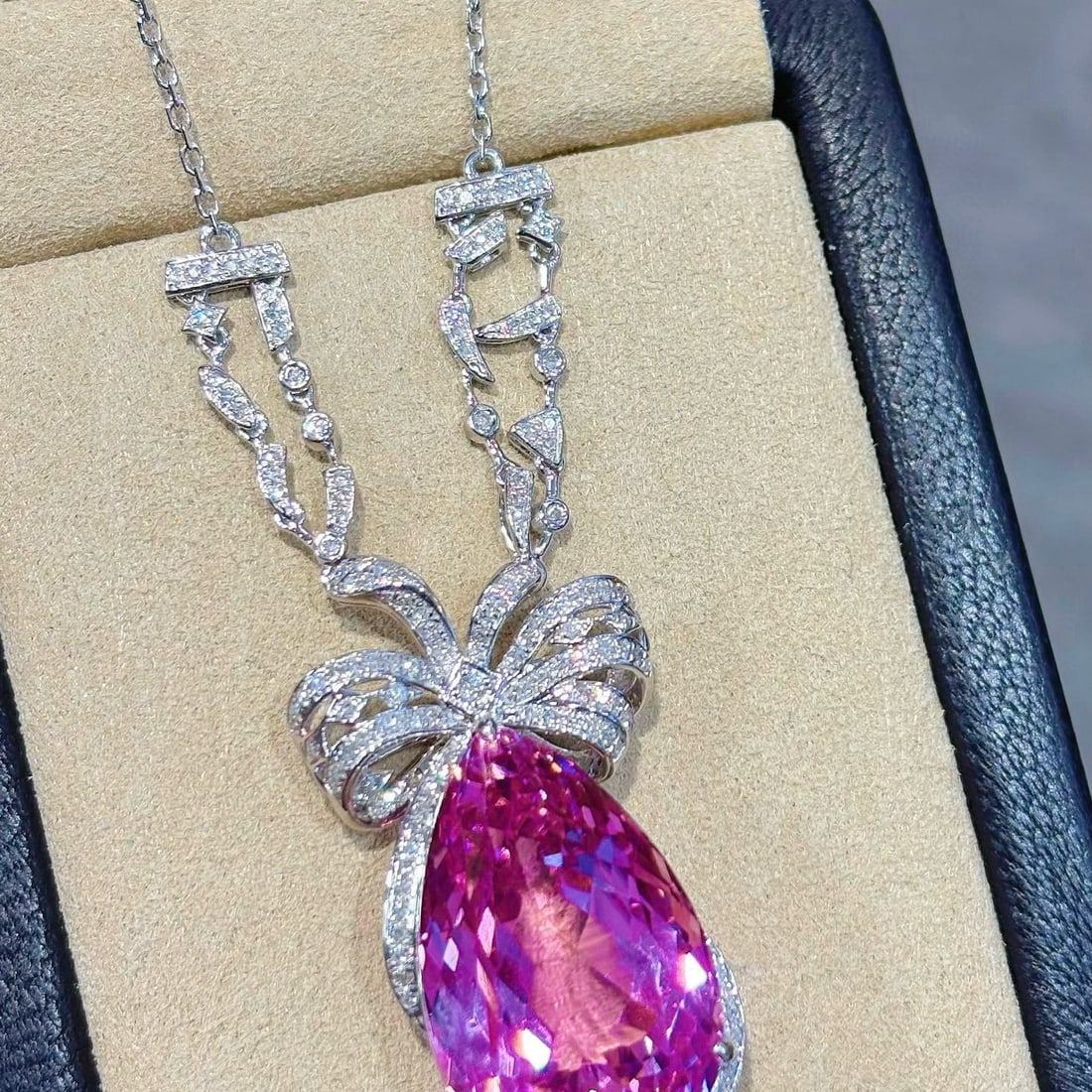 14k Gold 27.19 Ctw Natural Kunzite & Diamond Necklace: Ref:231040141 // gold content:14k gold // main gemstone:kunzite // shape:pear // carat weight:26. 70ct // color:purple // treatment:natural // // adjacent gemstone 2 : diamond // shape:round // carat