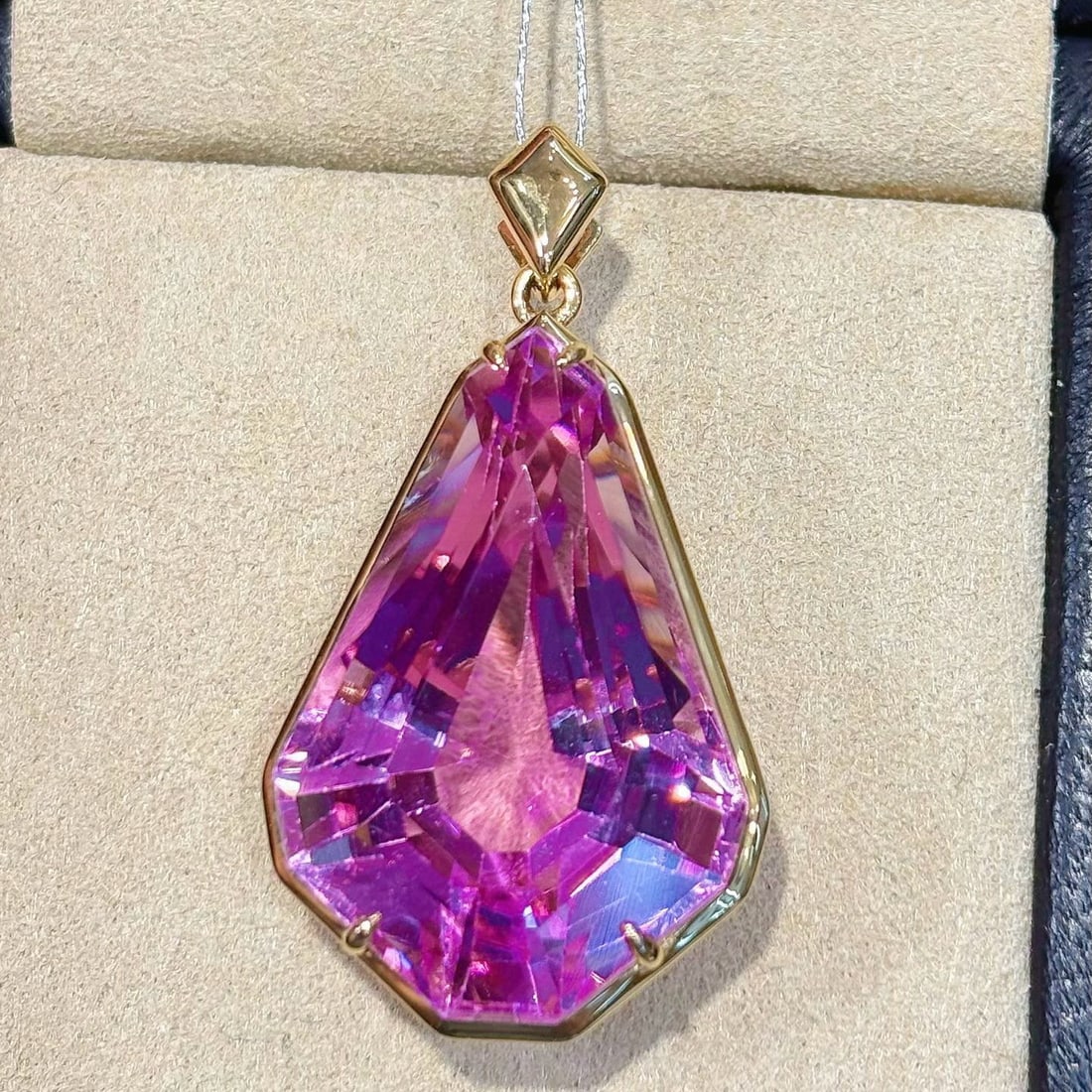 14k Gold 36.71 Ct Natural Kunzite Pendant( Without Chain ): Ref:231040143 // gold content:14k gold // main gemstone:kunzite // shape:other // carat weight:36. 71ct // color:purple // treatment:natural // Condition: New Low Estimate: 9700 High Estimate: 15000