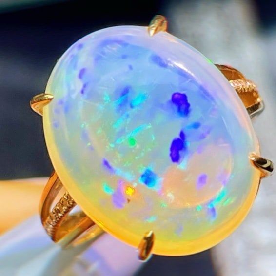 14k Gold 9.09 Ct Natural Opal & Diamond Ring: Ref:231040164 // gold content:14k gold // ring size:7. 25us // // main gemstone:opal // shape:oval // carat weight:9. 09ct // color:white // treatment:natural // // adjacent gemstone 2 : diamond //