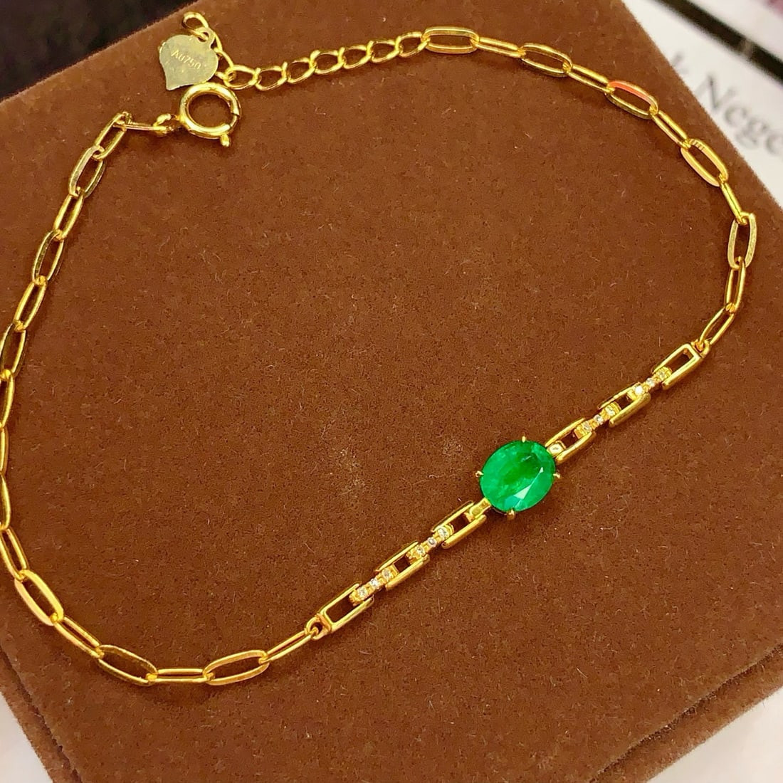 14k Gold 0.8 Ct Vivid Green Natural Emerald & Diamond Bracelet: Ref:231040171 // gold content:14k gold // main gemstone:emerald // shape:oval // carat weight:0. 8ct // color:vivid green // treatment:natural // // adjacent gemstone 2 : diamond // number of