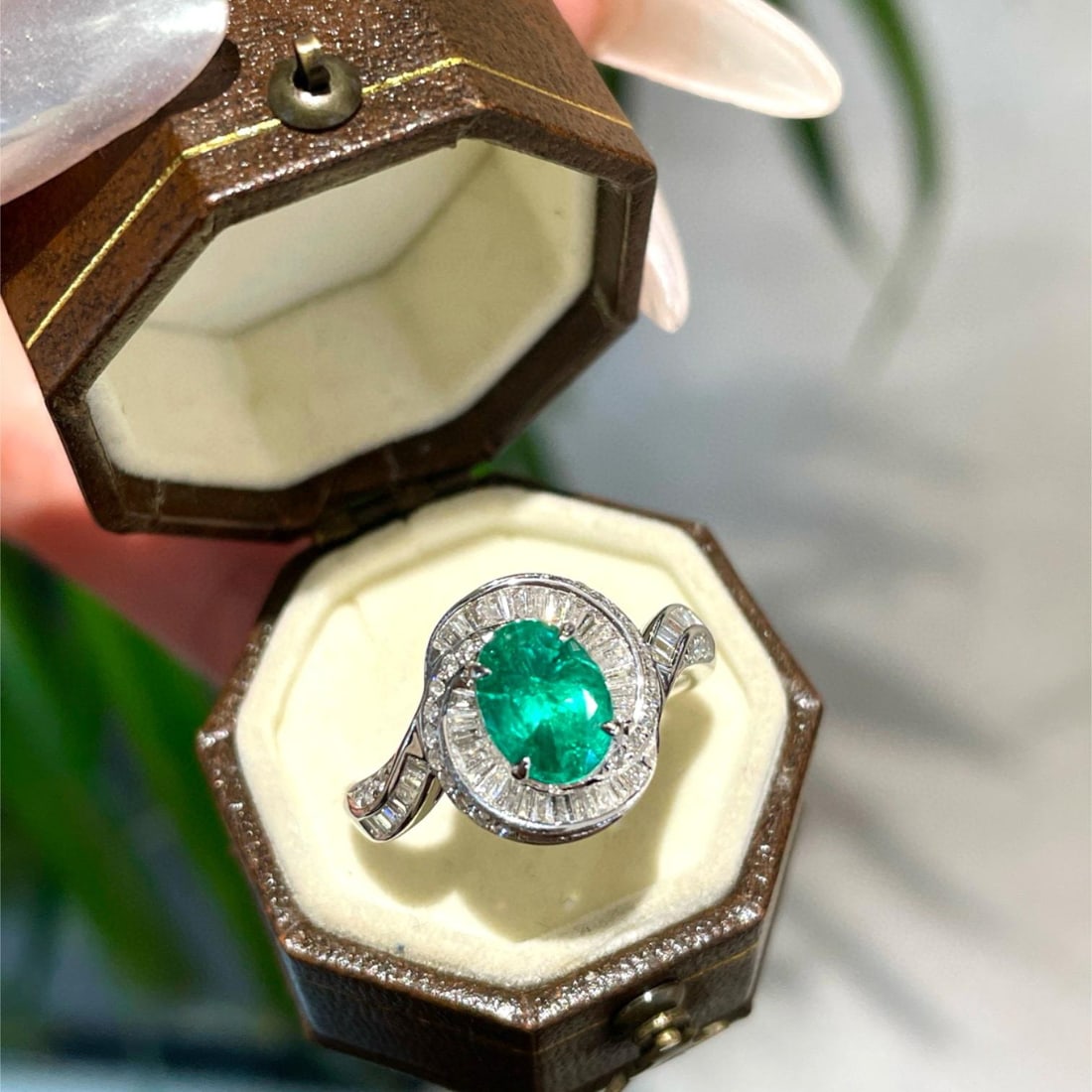 14k Gold 1 Ct Natural Emerald & Diamond Ring: Ref:231040176 // gold content:14k gold // ring size:7. 25us // // main gemstone:emerald // shape:oval // carat weight:1ct // color:green // treatment:natural // // adjacent gemstone 2 : diamond //