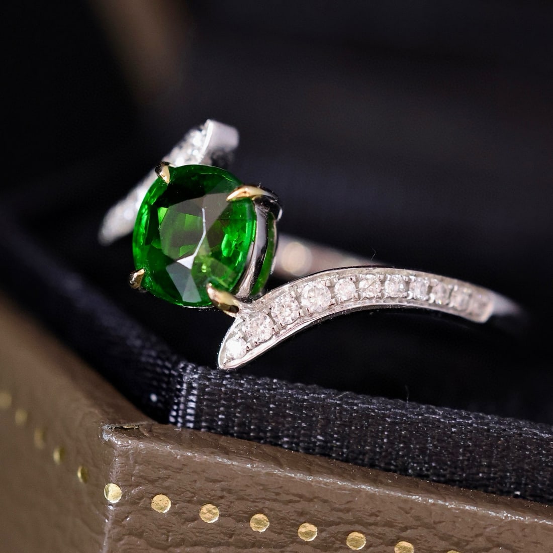 14k Gold 1.34 Ctw Vivid Green Natural Tsavorite & Diamond Ring - 3