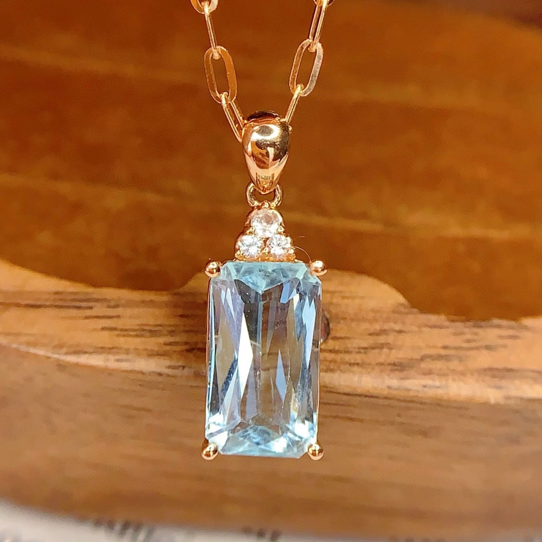 14k Gold 2.26 Ct Natural Aquamarine & Sapphire Pendant( Without Chain ): Ref:231040181 // gold content:14k gold // main gemstone:aquamarine // shape:octagonal // carat weight:2. 26ct // color:blue // treatment:natural // // adjacent gemstone 2 : sapphire // number of stone