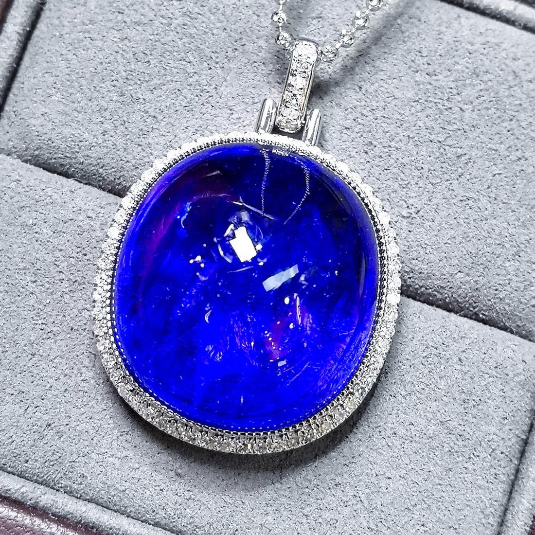 14k Gold 64.22 Ctw Natural Tanzanite & Diamond Pendant( Without Chain ): Ref:231040184 // gold content:14k gold // main gemstone:tanzanite // shape:oval // carat weight:63. 7ct // color:blue // treatment:natural // // adjacent gemstone 2 : diamond // shape:round // carat