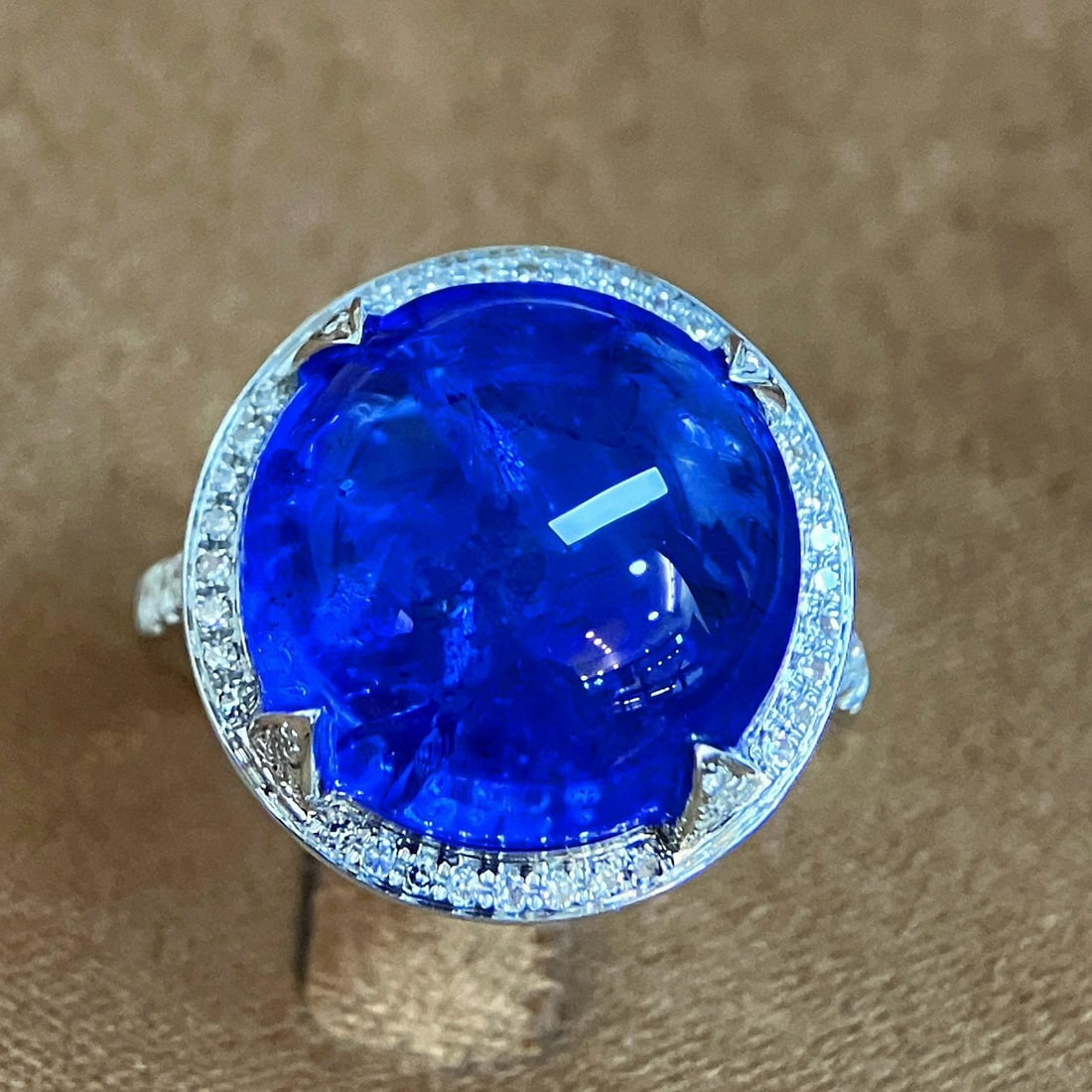 14k Gold 15.04 Ctw Natural Tanzanite & Diamond Ring: Ref:231040190 // gold content:14k gold // ring size:7. 25us // // main gemstone:tanzanite // shape:round // carat weight:14. 66ct // color:blue // treatment:natural // cut grade:g // // adjacent gemst