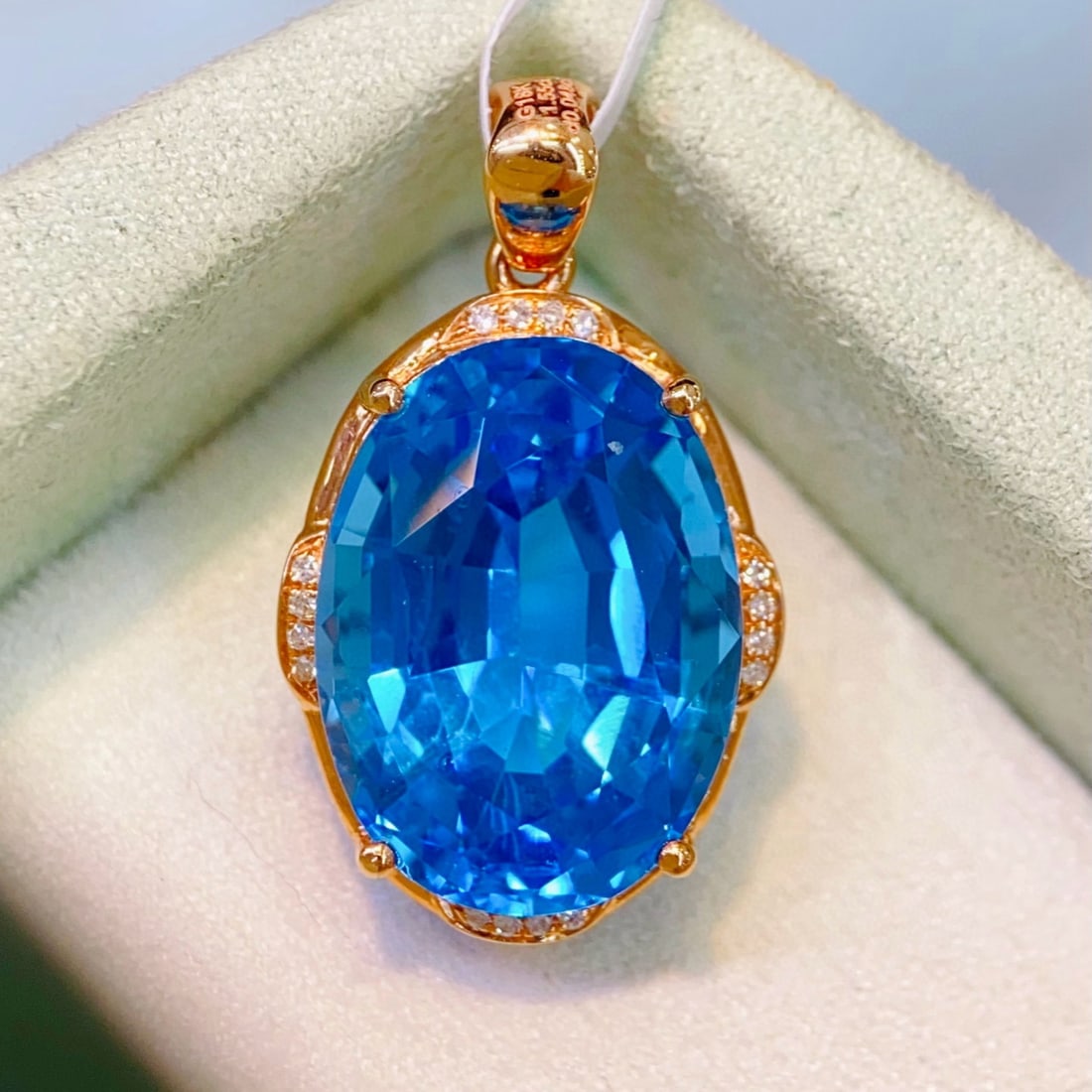 14k Gold 11.60 Ctw Natural Topaz & Diamond Pendant( Without Chain ): Ref:231040192 // gold content:14k gold // main gemstone:topaz // shape:oval // carat weight:11. 55ct // color:blue // treatment:natural // // adjacent gemstone 2 : diamond // number of stones:16 //