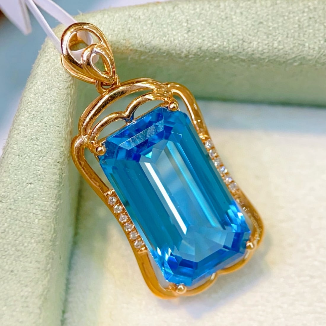14k Gold 7.88 Ctw Natural Topaz & Diamond Pendant( Without Chain ): Ref:231040194 // gold content:14k gold // main gemstone:topaz // shape:octagonal // carat weight:7. 85ct // color:blue // treatment:natural // // adjacent gemstone 2 : diamond // number of stones:12