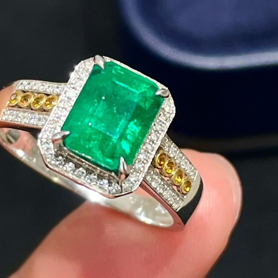 14k Gold 2.05 Ct Natural Emerald & Diamond Ring: Ref:231040216 // gold content:14k gold // ring size:7. 25us // // main gemstone:emerald // shape:octagonal // carat weight:2. 05ct // color:green // treatment:natural // // adjacent gemstone 2 :