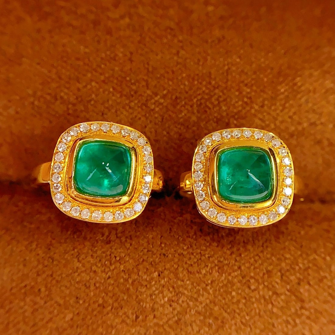 14k Gold 2 Ct Natural Emerald & Diamond Earrings: Ref:231040223 // gold content:14k gold // main gemstone:emerald // shape:suger-loaf // carat weight:2ct // color:green // treatment:natural // // adjacent gemstone 2 : diamond // number of stones:56